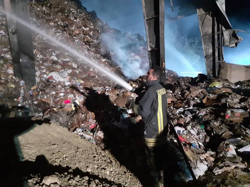 آتش سوزی بزرگ در انبار بازیافت کاغذ ارومیه/ عملیات اطفا همچنان ادامه دارد