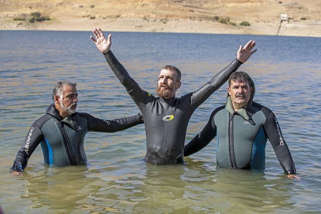 ثبت رکورد جدید شنا با دست و پای بسته توسط شناگر مهابادی