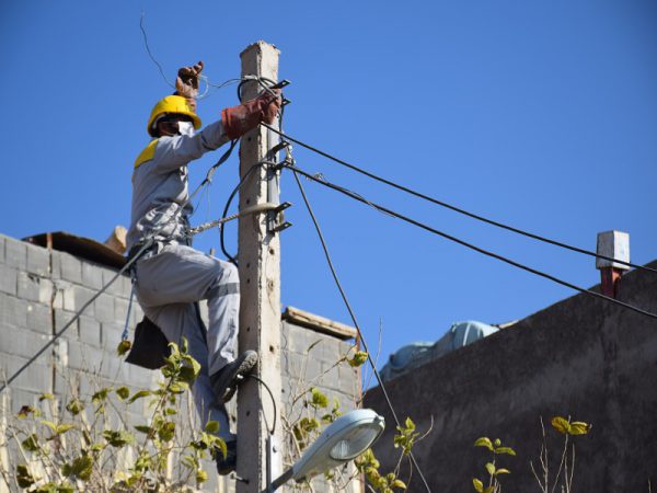 شبکه برق ۴۲۰ روستای کردستان تا پایان سال جاری اصلاح و بهسازی می شود