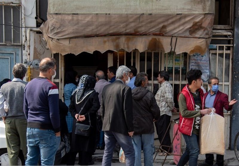 انتظار طولانی مردم ارومیه در صف نان و کپسول گاز!