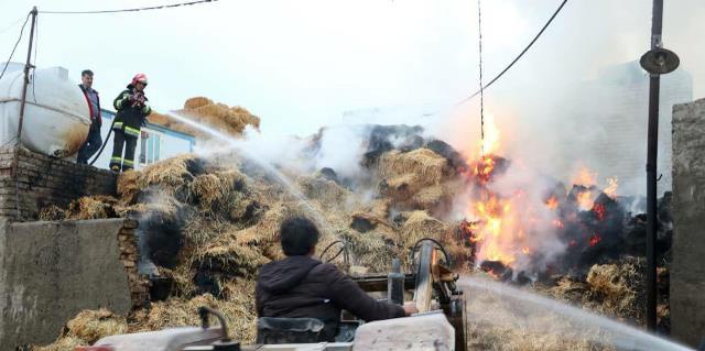 آتش سوزی گسترده انبار روستایی در مهاباد طی ٥ ساعت مهار شد