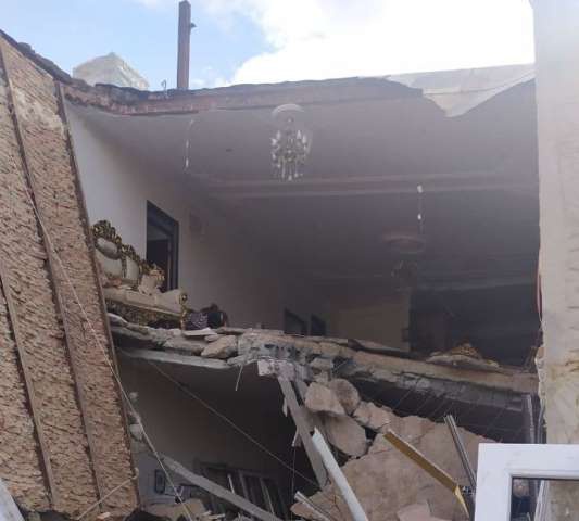 یک منزل مسکونی در مهاباد بدون دخالت فرو ریخت