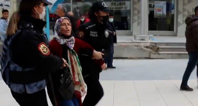 برخورد پلیس با تجمع مردم وان در سالگرد دستگیری دمیرتاش و اعضای HDP