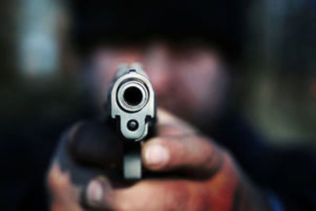تیراندازی یک مرد مقابل  شورای حل اختلاف خوی به همسرش