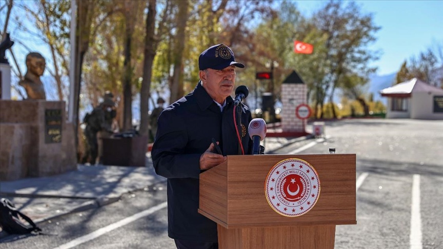 Turkish Defense Minister visits border post on Iranian border