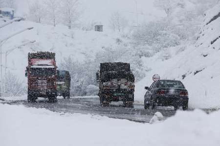 بارش برف در ارتفاعات کردستان/جاده های کردستان لغزنده است