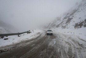 بارش برف و کولاک در جاده های کردستان/گردنه تته مسدود شد