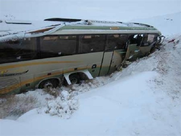 یک دستگاه اتوبوس در محور شاهین دژ– تکاب  واژگون شد