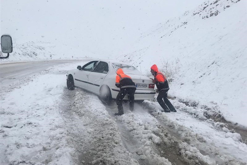 امداد رسانی به ٥٠٠ دستگاه خودروی گرفتار شده در برف محور بیجار- تکاب