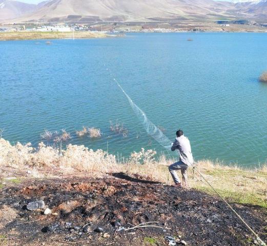جمع آوری ٣٠٠ متر تور ماهی گیری در سد پیرانشهر
