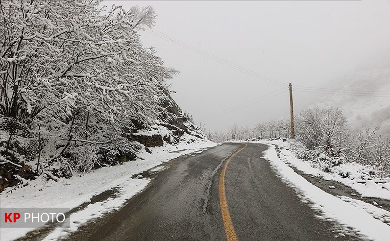 بارش برف در محورهای کردستان/مه گرفتگی دید افقی را کاهش داد