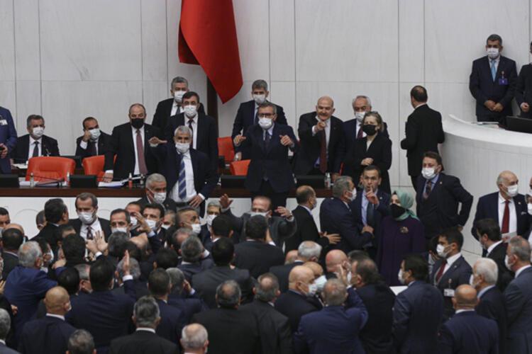 زد و خورد نمایندگان AKP و CHP در صحن علنی مجلس ترکیه