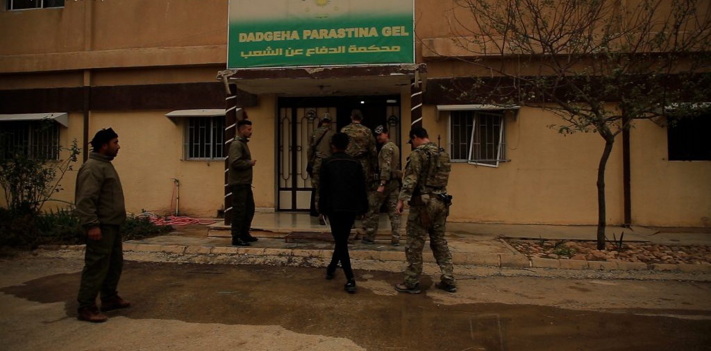 بازید هیات  ائتلاف بین‌المللی از دادگاه‌های محاکمه زندانیان داعش در قامیشلو