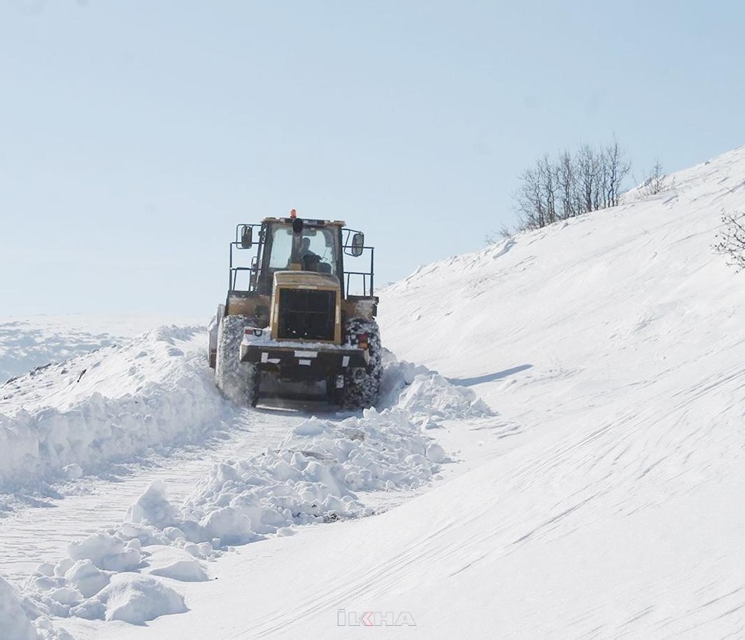 برف راه ارتباطی ٥٠ روستای ارومیه را مسدود کرد