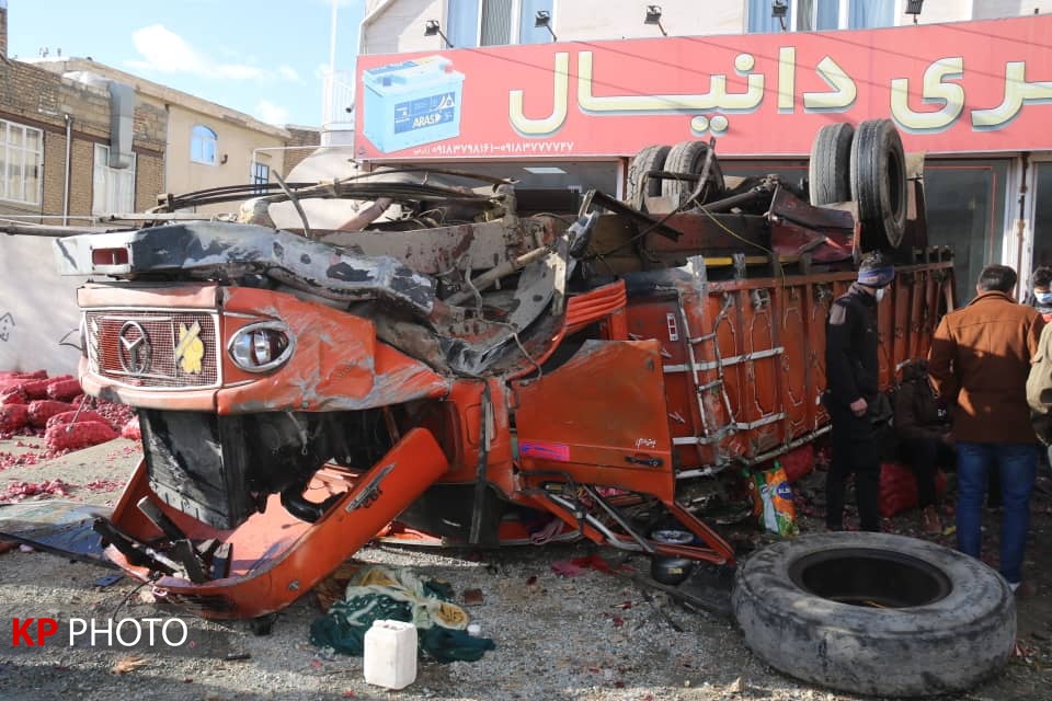 واژگونی کامیون حامل بار پیاز در بلوار دکتر حسینی سنندج