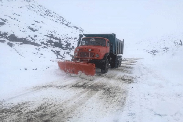 برف مسیر دسترسی ٧٦ روستای آذربایجان غربی را مسدود کرد