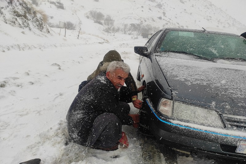 200 خودروی گرفتار در برف گردنه خان رهاسازی شد
