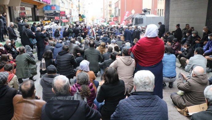 تجمع اعتراضی شهروندان طرفدار HDP در مقابل ساختمان این حزب در استانبول