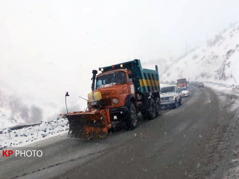 بارش برف جاده های کردستان را سفید پوش کرد/تردد خودروها با زنجیر چرخ در گردنه ژالانه