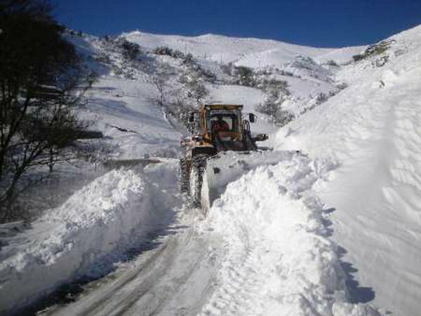 برف راه ارتباطی ۳۰روستای چالدران را مسدود کرد