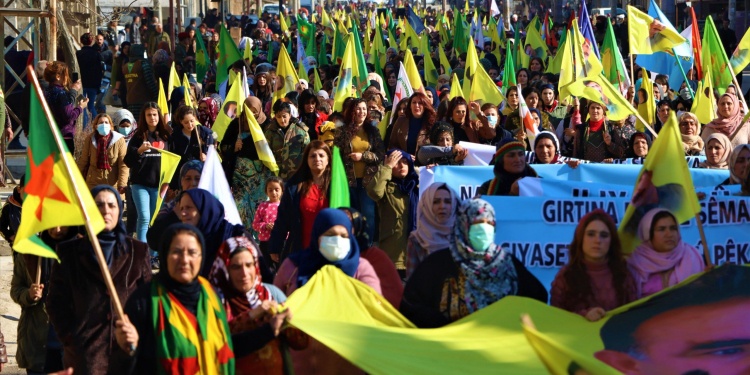 تظاهرات مردم قامیشلو در اعتراض به بسته شدن دروازه های مرزی کردستان سوریه توسط پارتی