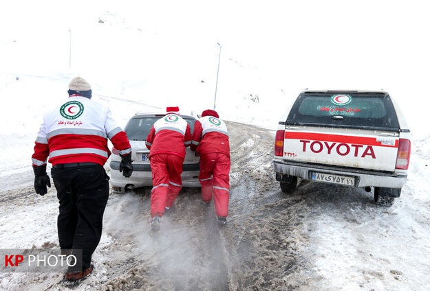 امدادرسانی هلال ‌احمر کردستان به  ۴۰۰ نفر گرفتار در برف