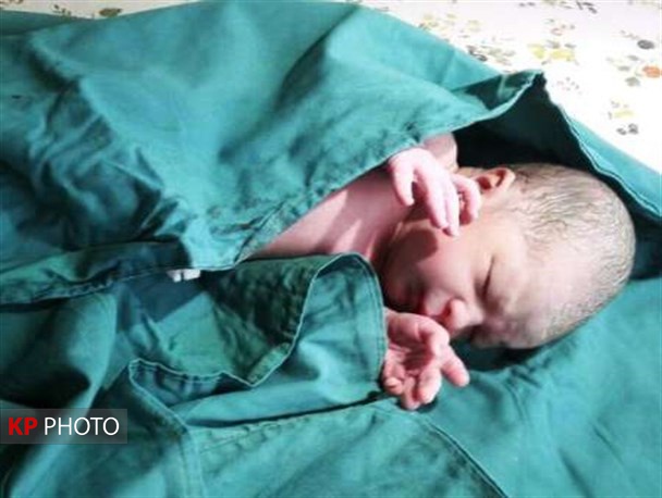 تولد نوزاد در برف و کولاک کردستان/حال مادر و نوزاد خوب است