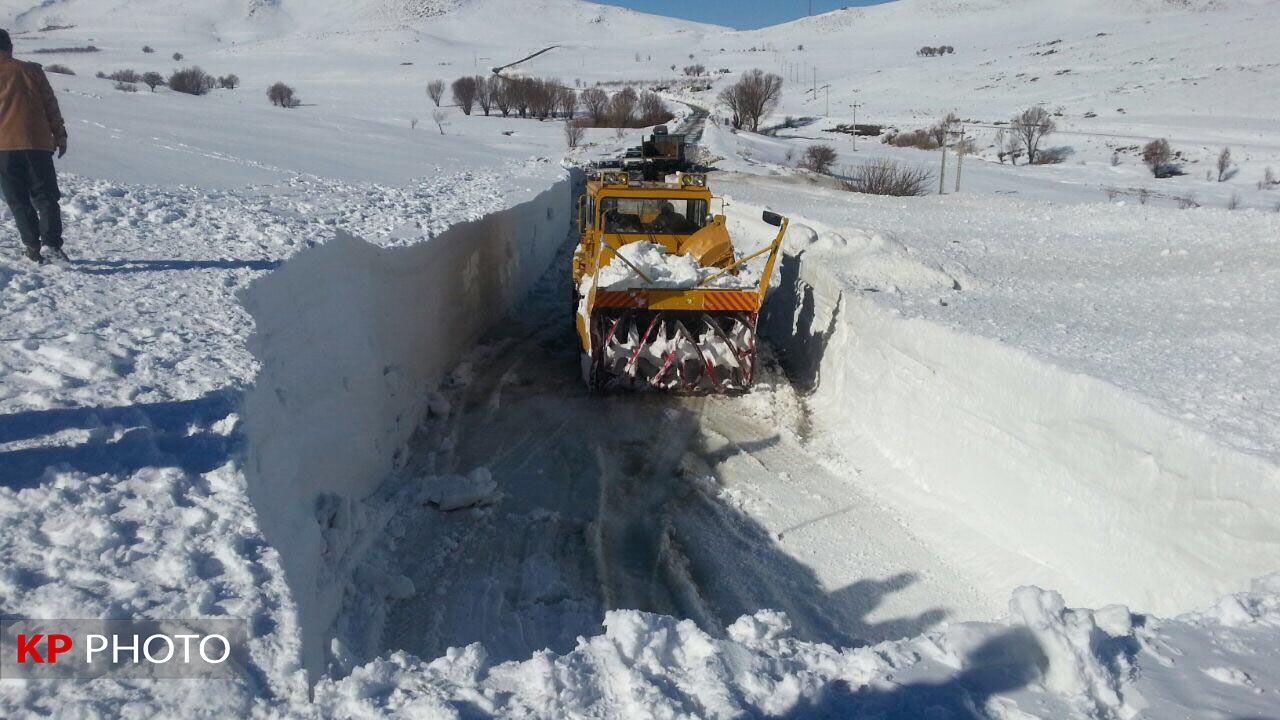 ارتفاع ٤٠ سانتی متر برف در گردنه «سرمیدان»/ محور مهاباد به پیرانشهر مسدود شد