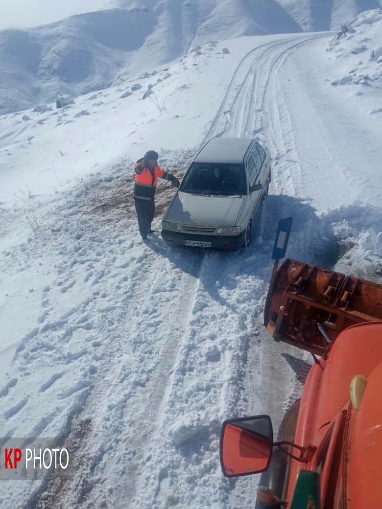رهاسازی ٥٠٠ دستگاه خودرو در محورهای مواصلاتی مهاباد/ ٩٠ روستا در محاصر برف