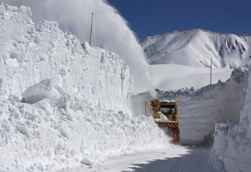ارتفاع برف در گردنه «تته» کردستان به ۲ متر رسید