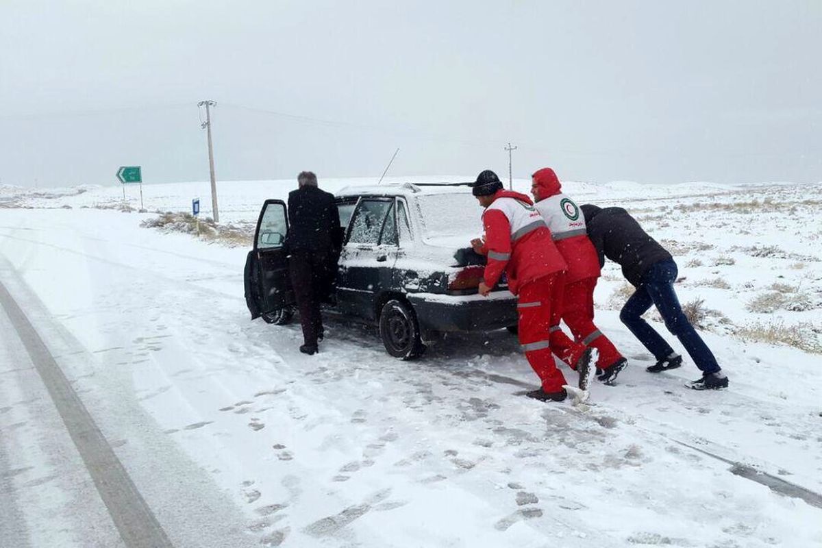 امدادرسانی به 2110 مسافر گرفتار در برف توسط امدادگران هلال احمر