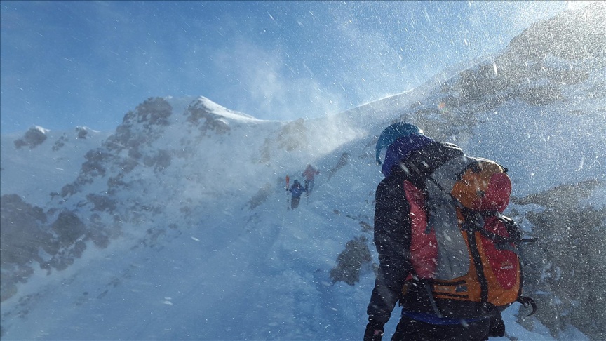گرفتار شدن 11 کوهنورد در کوه های منطقه کلاترزان سنندج