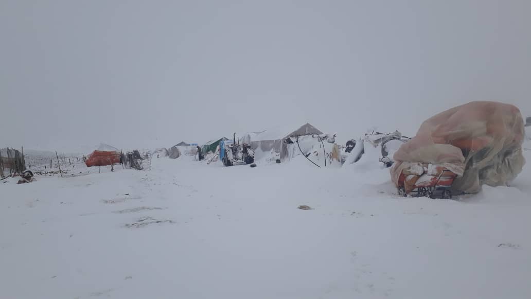 گرفتارشدن ۶ خانوار عشایر ماهیدشت در برف و بوران
