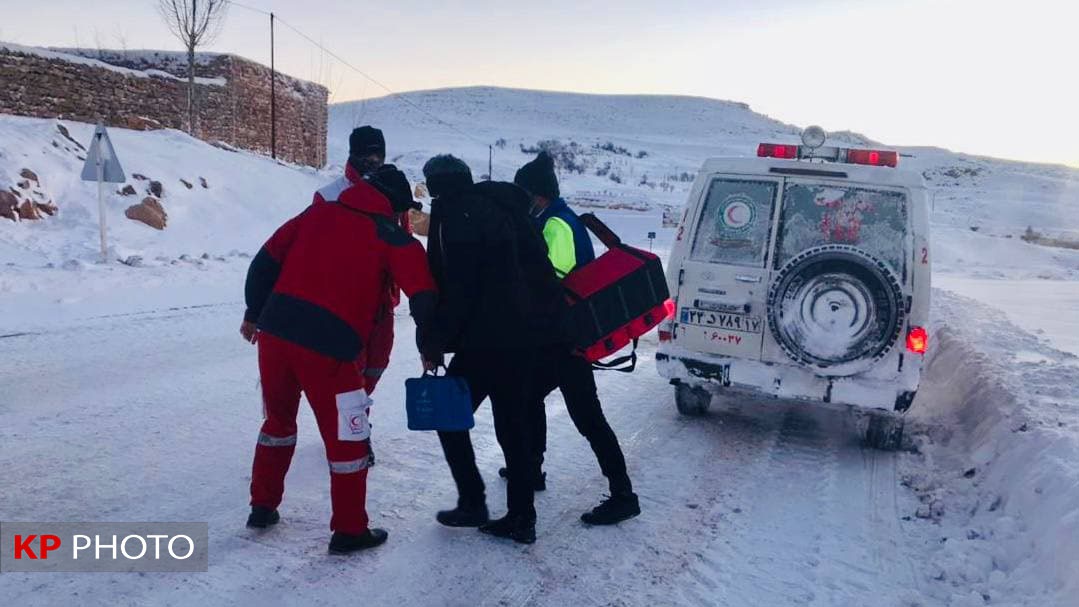 امدادرسانی به‌ یک زن باردار در برف و کولاک تکاب