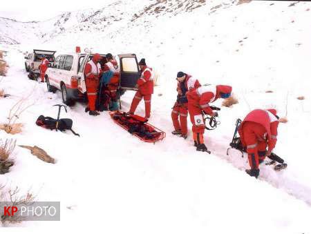 زن میانسال محاصره شده در برف تکاب نجات یافت