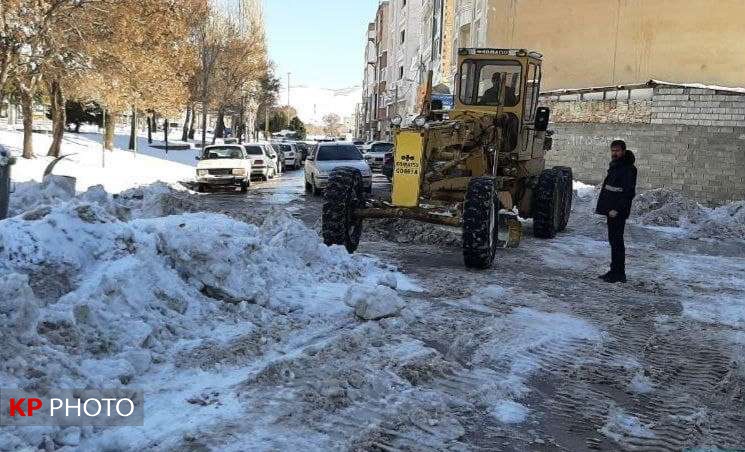 برف روبی خیابان های مهاباد به صورت شبانه روزی انجام می شود