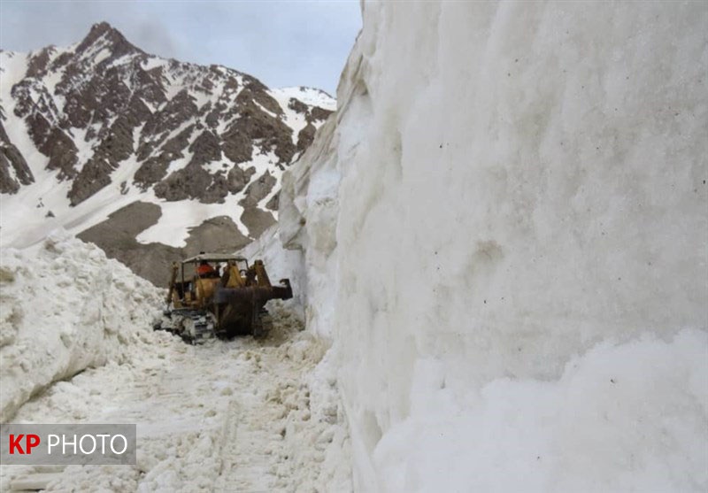 ارتفاع برف در محورهای روستایی مهاباد به بیش از ٣ متر رسید