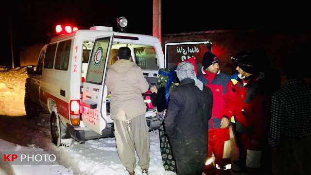 انتقال‌ ایمن ٢ زن باردار در برف و کولاک تكاب و اشنویه