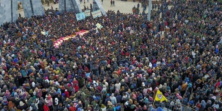 شرکت انبوه مردم کوبانی در تشییع جنازه رزمندگان کرد