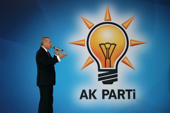 حزب حاکم ترکیه به رتبۀ دوم میزان آرا سقوط کرد/HDP از حزب خوب پیش افتاد