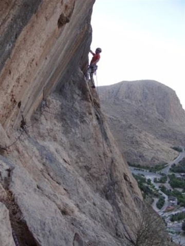 مرگ غم انگیز یک جوان بر اثر سقوط از کوه تاق بستان