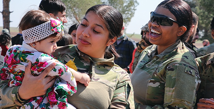 شرکت سربازان زن ائتلاف بین المللی در مراسم روز جهانی زن در شمال و شرق سوریه