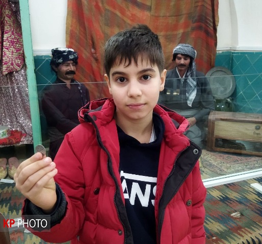 نوجوان مهابادی یک سکه نقره تاریخی را به موزه اهدا کرد