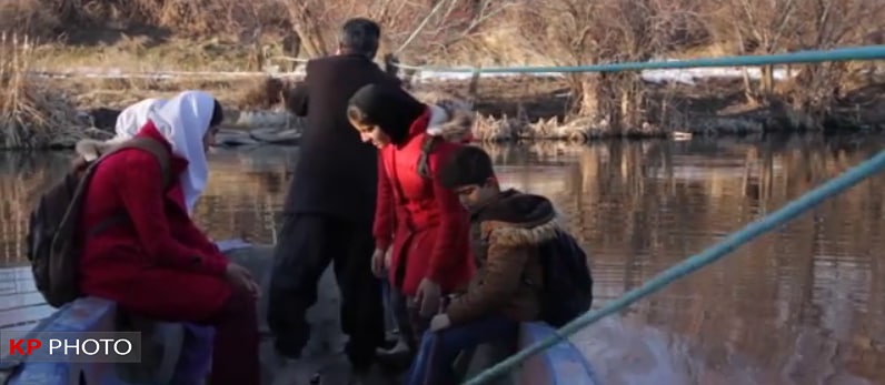 سفر خطرناک دانش آموزان روستای «حاجی آباد» مهاباد از روی رودخانه