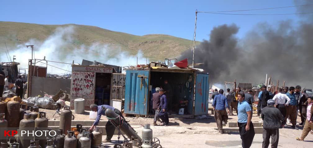 آتش سوزی بزرگ انبار ضایعات در مهاباد/خطر در کمین مناطق مسکونی