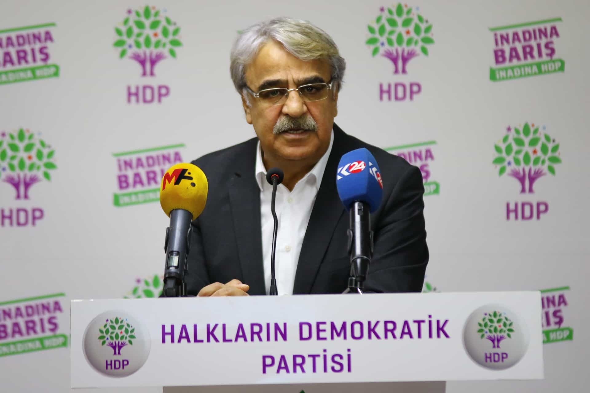 دلیل اصلی جنگ افروزی حکومت دشمنی با کردها است/AKP به دنبال همسو کردن احزاب اپوزیسیون است