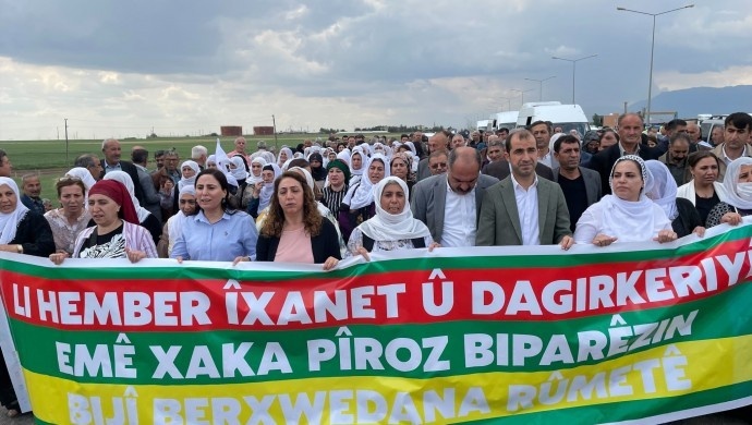 مردم کردستان ترکیه در اعتراض به تداوم جنگ در کردستان عراق دست به راهپیمایی زدند