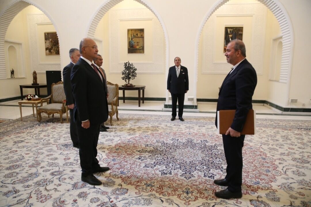 Iranian new ambassador presents credentials to Iraqi president