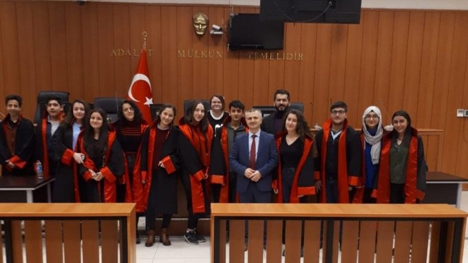 قاضی ای که نماینده HDP را برکنار کرده بود به دلیل گرفتن رشوه از کار معلق شد