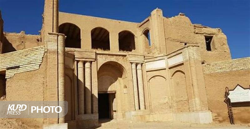 هلال احمر آذربایجان غربی مانع مرمت قلعه اربابی تكاب می شود